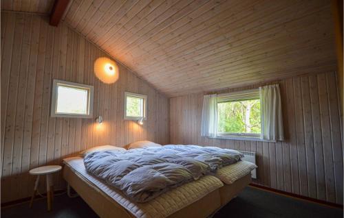 BolilmarkにあるNice Home In Rm With Saunaの木製の壁のベッドルーム1室(ベッド1台付)