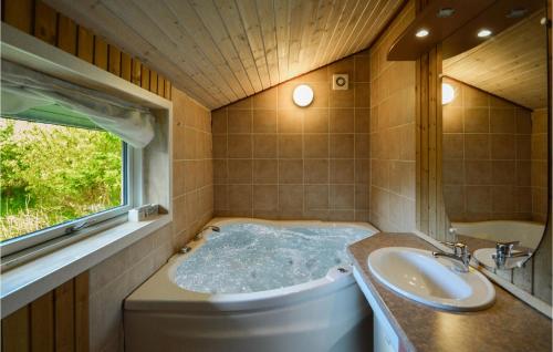 BolilmarkにあるNice Home In Rm With Saunaのバスルーム(バスタブ、洗面台、トイレ付)