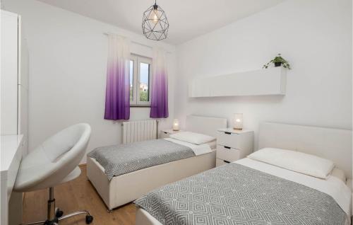 una camera con 2 letti, una scrivania e una sedia di Awesome Apartment In Povljana With Kitchen a Povljana (Pogliana)