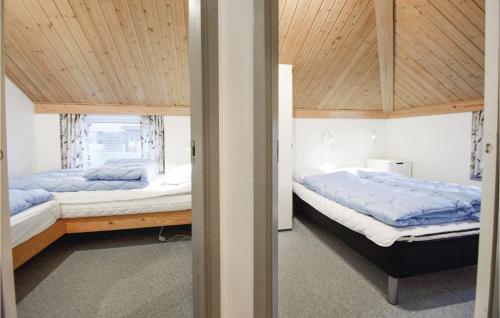 - 2 lits jumeaux dans une chambre avec des plafonds en bois dans l'établissement Nice Home In Brkop With Kitchen, à Egeskov