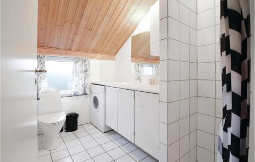 La salle de bains est pourvue de toilettes et d'un lavabo. dans l'établissement Nice Home In Brkop With Kitchen, à Egeskov