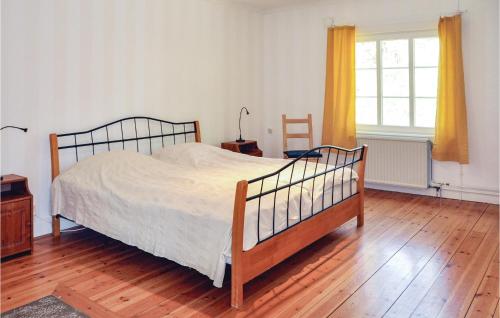 - une chambre avec un lit et du parquet dans l'établissement Pet Friendly Home In rjng With Kitchen, à Årjäng