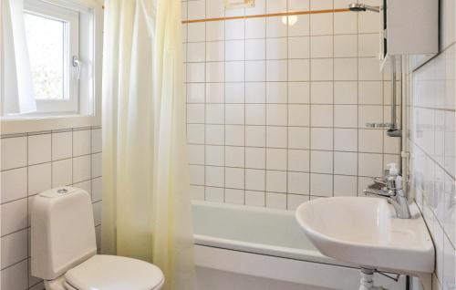 La salle de bains est pourvue de toilettes, d'un lavabo et d'une baignoire. dans l'établissement Pet Friendly Home In rjng With Kitchen, à Årjäng