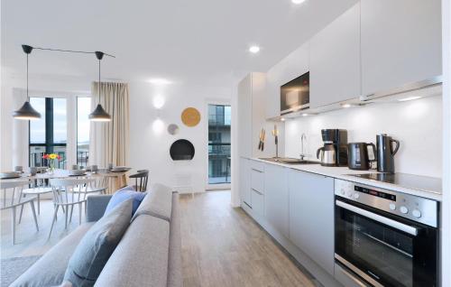 レンブルッフにあるPet Friendly Apartmentのソファとテーブルのあるキッチンとリビングルーム