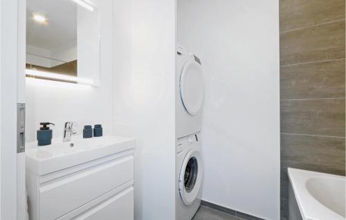 ein weißes Badezimmer mit einer Waschmaschine und einem Waschbecken in der Unterkunft Nice Apartment In Lembruch-dmmer See With Kitchen in Lembruch