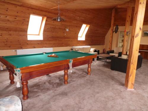una habitación con mesa de billar en una casa en Strenči Guesthouse & SPA, en Strenči