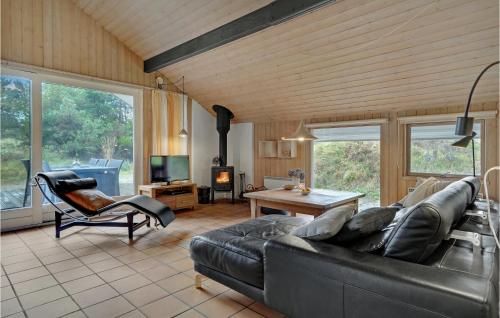 sala de estar con sofá y mesa en Stunning Home In Rm With Sauna, en Bolilmark