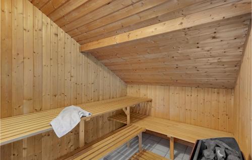 una sauna de madera con una toalla. en Stunning Home In Rm With Sauna, en Bolilmark