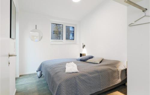 a white bedroom with a bed in a room at Amazing Home In Lembruch-dmmer See With Wifi in Lembruch