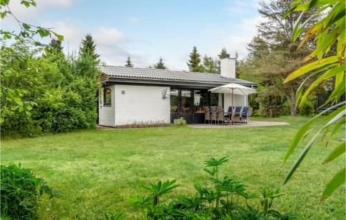 a small white cottage with a yard at Holiday Home Alfedalen in Kalundborg