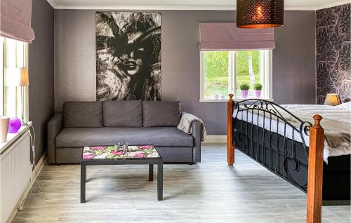 sala de estar con sofá y cama en Nice Home In Boxholm With Kitchen, en Boxholm