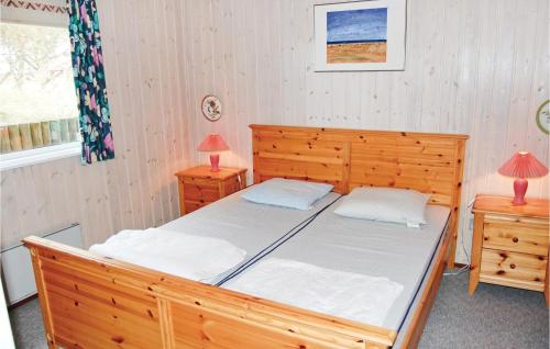 BolilmarkにあるGorgeous Home In Rm With Wifiのベッドルーム1室(木製ベッド1台、ナイトスタンド2台付)