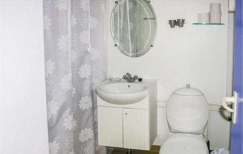 y baño con lavabo, aseo y espejo. en Nice Apartment In Nex With Outdoor Swimming Pool, en Bedegård