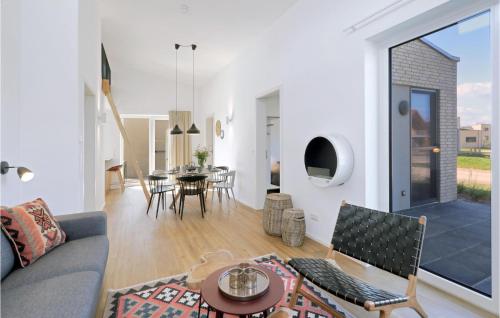 Χώρος καθιστικού στο Beautiful Home In Lembruchdümmer See