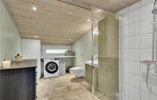 een badkamer met een toilet, een wastafel en een wasmachine bij Beautiful Home In Karrebksminde With Kitchen in Karrebæksminde