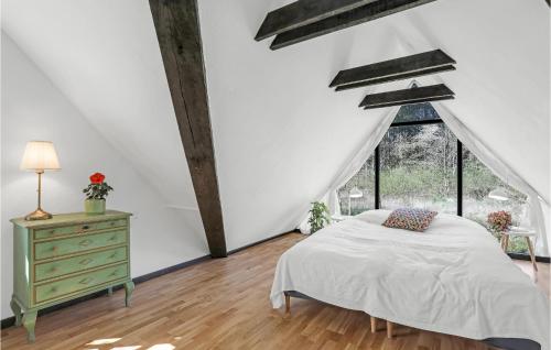 En eller flere senge i et værelse på Stunning Apartment In Gudhjem With Kitchen