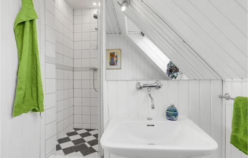 Et badeværelse på Stunning Apartment In Gudhjem With Kitchen