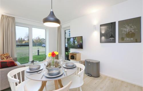 レンブルッフにあるBeach Front Apartmentのテーブルと椅子とソファのあるリビングルーム