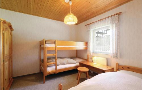 ThalfangにあるFerienhaus 3 In Thalfangのベッドルーム1室(二段ベッド1組、デスク、ベッド1台付)