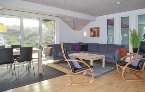 - un salon avec un canapé, des chaises et une table dans l'établissement Pet Friendly Home In Henne With Sauna, à Henne Strand