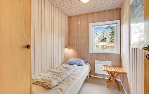 Hejlsにある4 Bedroom Nice Home In Hejlsのソファと窓が備わる小さな客室です。