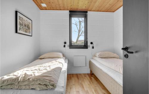 2 camas en una habitación con ventana en Awesome Home In Asperup With Wifi, en Asperup