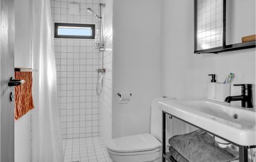 Baño blanco con aseo y lavamanos en Awesome Home In Asperup With Wifi, en Asperup