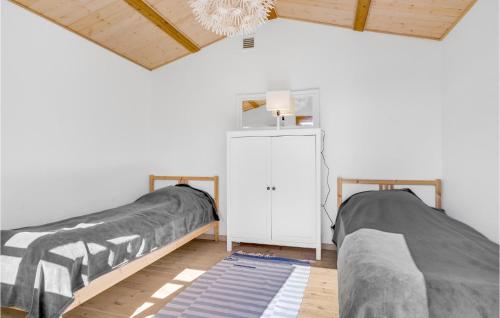twee bedden naast elkaar in een kamer bij Beautiful Home In Jgerspris With Kitchen in Jægerspris