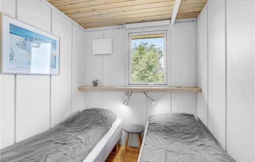 グドイェムにあるMlleparkenの小さなベッドルーム(ベッド2台、窓付)