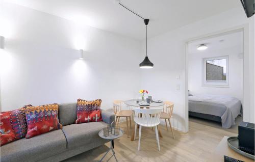 uma sala de estar com um sofá e uma mesa em Amazing Apartment In Lembruch-dmmer See With Kitchenette em Lembruch
