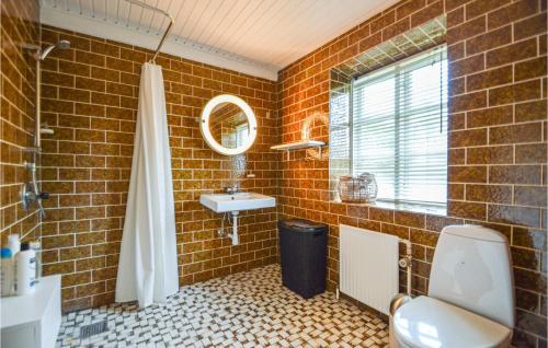 y baño con aseo, lavabo y espejo. en Stunning Home In Hjer With Kitchen, en Højer