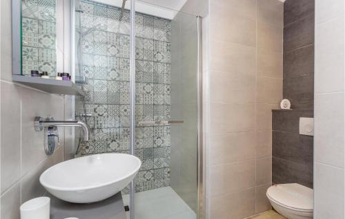 ein Bad mit einer Dusche, einem Waschbecken und einem WC in der Unterkunft Pet Friendly Home In Kornic With Kitchen in Kornić