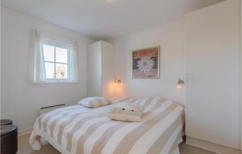1 dormitorio blanco con 1 cama con 2 almohadas en Stunning Home In Brenderup Fyn With 3 Bedrooms, Sauna And Wifi, en Bro