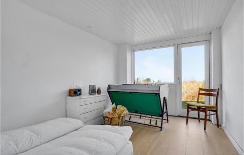 uma sala de estar com um sofá e uma grande janela em 3 Bedroom Cozy Home In Frevejle em Fårevejle