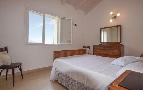 sypialnia z łóżkiem, lustrem i oknem w obiekcie La Casa Rossa w mieście Framura