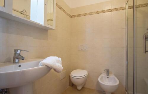 een badkamer met een wastafel, een toilet en een douche bij La Casa Rossa in Framura
