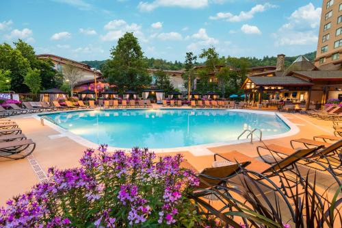 Πισίνα στο ή κοντά στο Harrah's Cherokee, A Caesars Destination