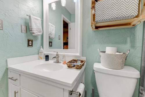 y baño con lavabo blanco y espejo. en Perfect Condo Stay Near Downtown Austin and UT en Austin