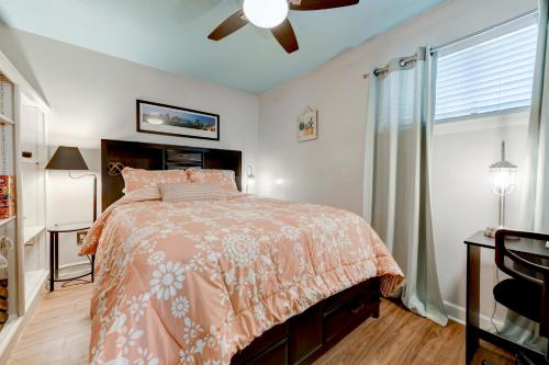 um quarto com uma cama e uma ventoinha de tecto em Perfect Condo Stay Near Downtown Austin and UT em Austin