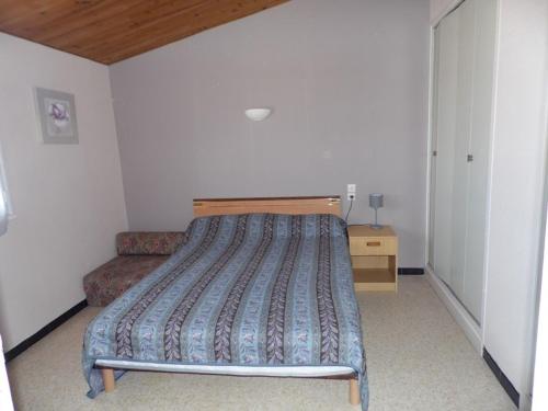 une chambre avec un lit et un canapé dans l'établissement Duplex 2 pièces avec terrasse, parking privé et tout équipé pour 4 personnes - FR-1-326-451, à Marseillan
