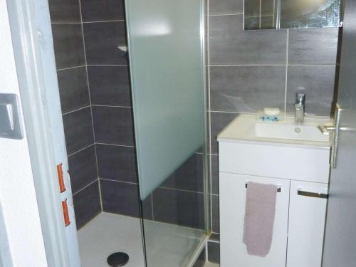 une salle de bain avec douche et lavabo dans l'établissement Appartement 6 pers. avec piscine, tennis et pétanque - Marseillan - FR-1-387-36, à Marseillan