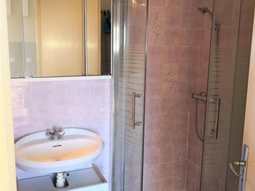une salle de bain avec un lavabo et une douche dans l'établissement Appartement studio cabine mezzanine, 4-6 couchages, parking privé, proche plage - FR-1-326-592, à Marseillan