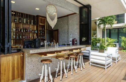 une cuisine avec un bar et des tabourets dans l'établissement OCEANA by Stella Rentals, à Playa del Carmen
