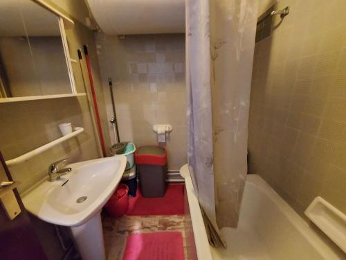 une salle de bain avec un lavabo, des toilettes et une baignoire dans l'établissement Appartement 2 pièces avec terrasse en front de mer à louer - FR-1-423-181, au Grau-dʼAgde