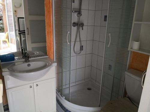 une salle de bain avec douche et lavabo dans l'établissement Maison avec Piscine Proche Plage, 5 Couchages et Parking Privé - FR-1-326-685, à Marseillan
