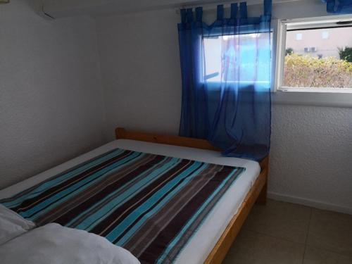 - une petite chambre avec un lit et une fenêtre dans l'établissement Maison avec Piscine Proche Plage, 5 Couchages et Parking Privé - FR-1-326-685, à Marseillan