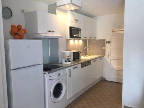Il comprend une cuisine équipée d'un réfrigérateur blanc et d'un lave-linge. dans l'établissement Studio Cabine Lumineux avec Piscine, 4 Couchages, Grau d'Agde - FR-1-423-202, au Grau-dʼAgde