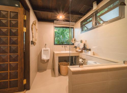 Ένα μπάνιο στο Kenaray Farmstay riverside