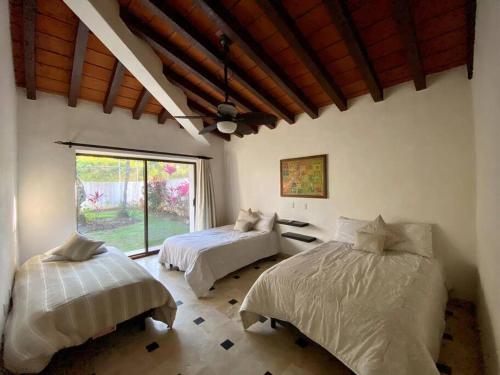 1 dormitorio con 2 camas y ventana en Beautiful Residence in Marina, Vallarta, en Puerto Vallarta