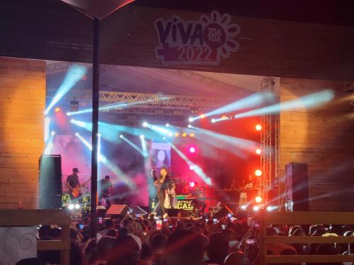 una multitud de personas viendo una banda en un escenario en Boa Beach House en Porto Seguro